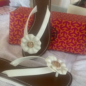 New tory Burch rubber Sandals with leather sole size 7